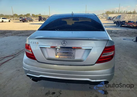 2012 Mercedes-Benz C 250 z USA, uszkodzony, nr VIN WDDGF4HB2CR238092